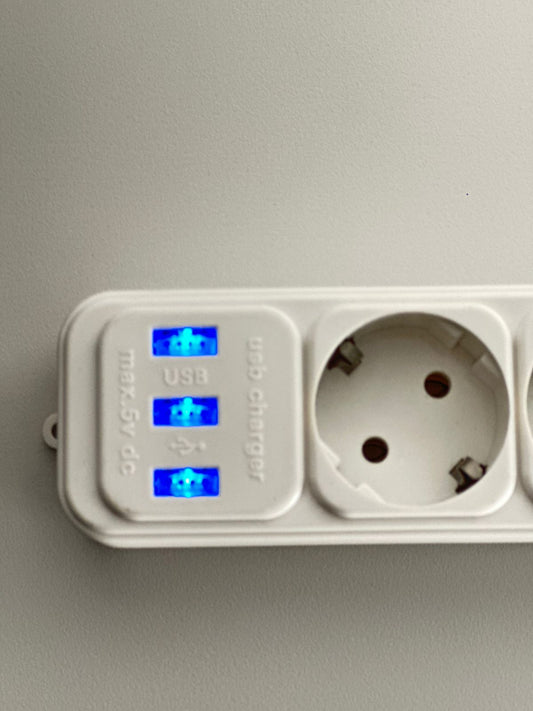 Predlžovací kábel (4 zásuvky, 3 USB vstupy) 2KS